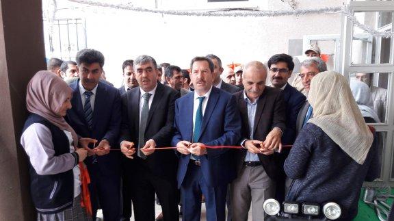 İlçe Belediye Başkanı Hacı AKPINAR ve İlçe Milli Eğitim Müdürümüz Murat KAYA Kovancılar Anadolu Lisesi TUBİTAK bilim fuarının açılışını yaptılar.