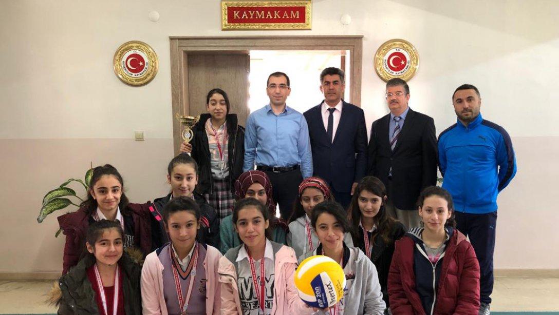 Atatürk Ortaokulu Voleybol Takımı öğrencilerimizden İlçe Kaymakamı Ömer Faruk ÖZDEMİR´ e ziyaret.