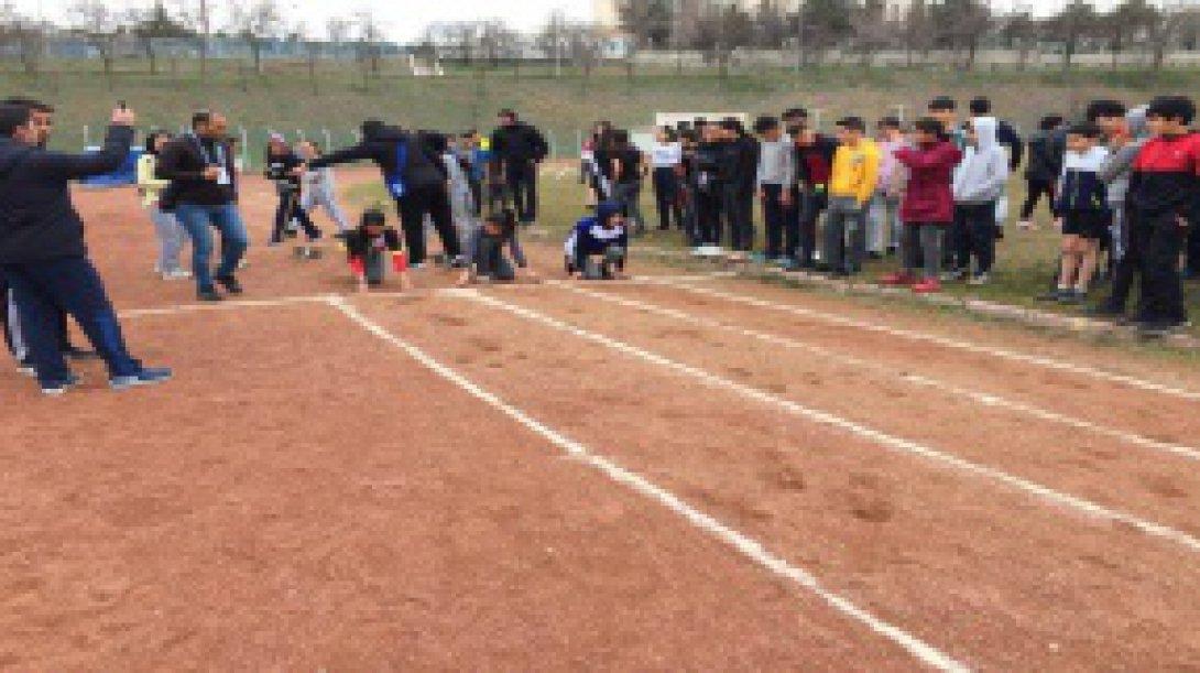 İsmet Paşa Ortaokulu öğrencilerimiz sportif faaliyetlerde rekora koşuyor. 