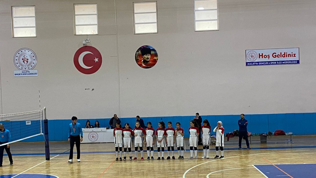 ilçemiz Okullarında Fatih Sultan Mehmet Ortaokul Öğrencilerinden Voleybolda Başarı